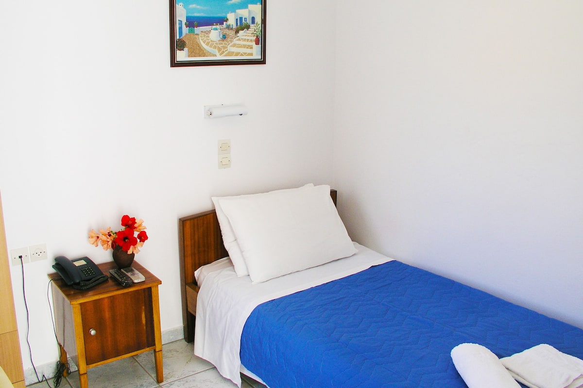 Single Room | 1 bedroom, in-room safe, bed sheets