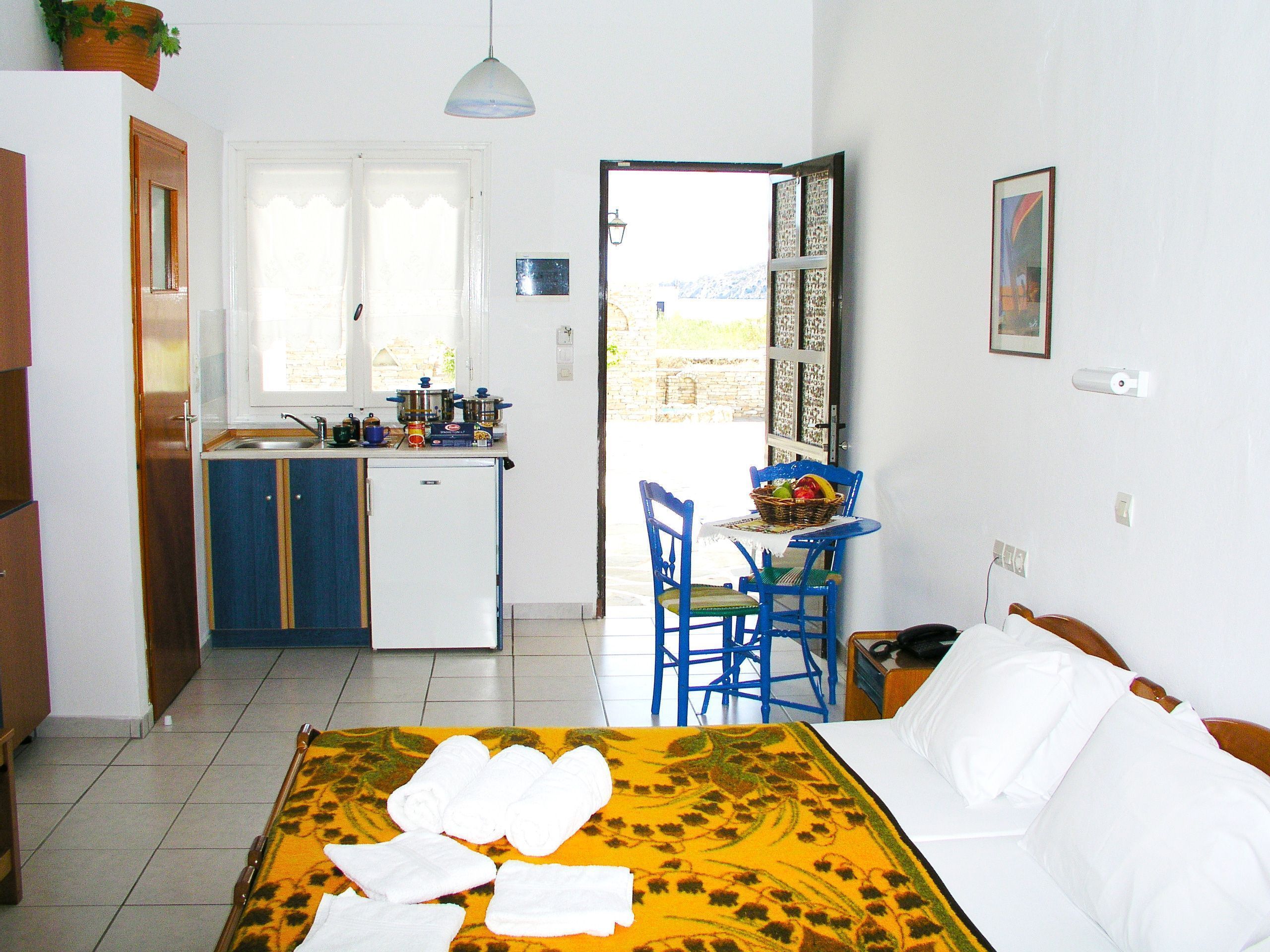 studio (for 3) | in-room safe, bed sheets