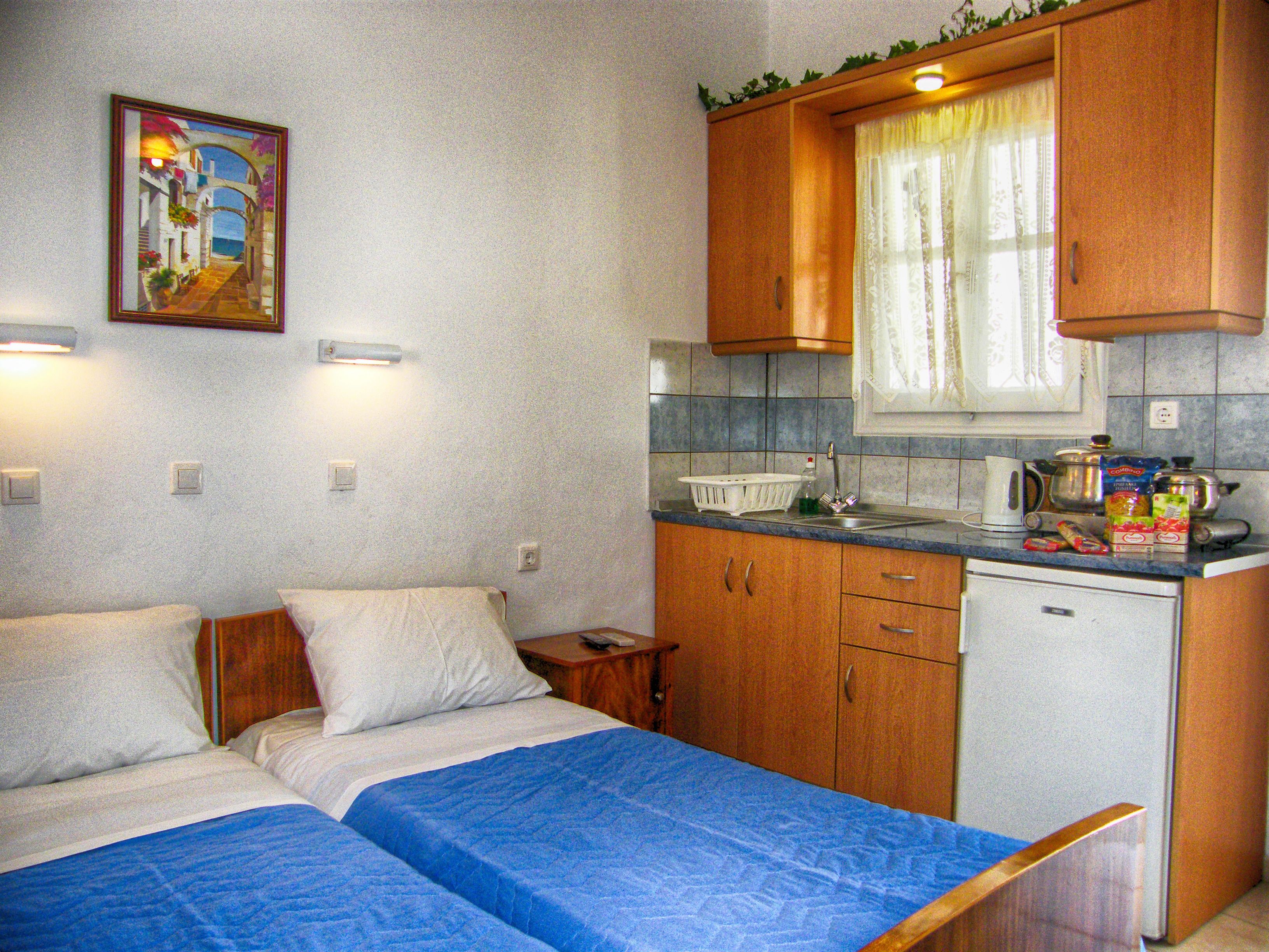 family apartment, garden view | in-room safe, bed sheets