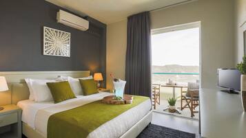 1 habitación, caja de seguridad en la habitación y escritorio