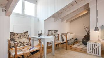 Loft, eingeschränkter Meerblick (Amymone, 3rd floor, stair access only) | Zimmersafe, individuell dekoriert, kostenloses WLAN, Bettwäsche