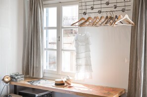 خزنة داخل الغرفة وبديكورات فريدة لكل غرفة وواي فاي مجانًا وملاءات أسرّة