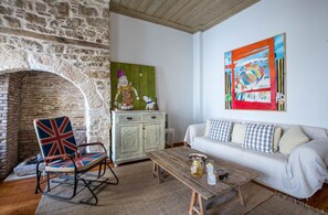 Junior Suite in Amymone Building | Oppholdsområde | En 32-tommers TV med kabel-kanaler