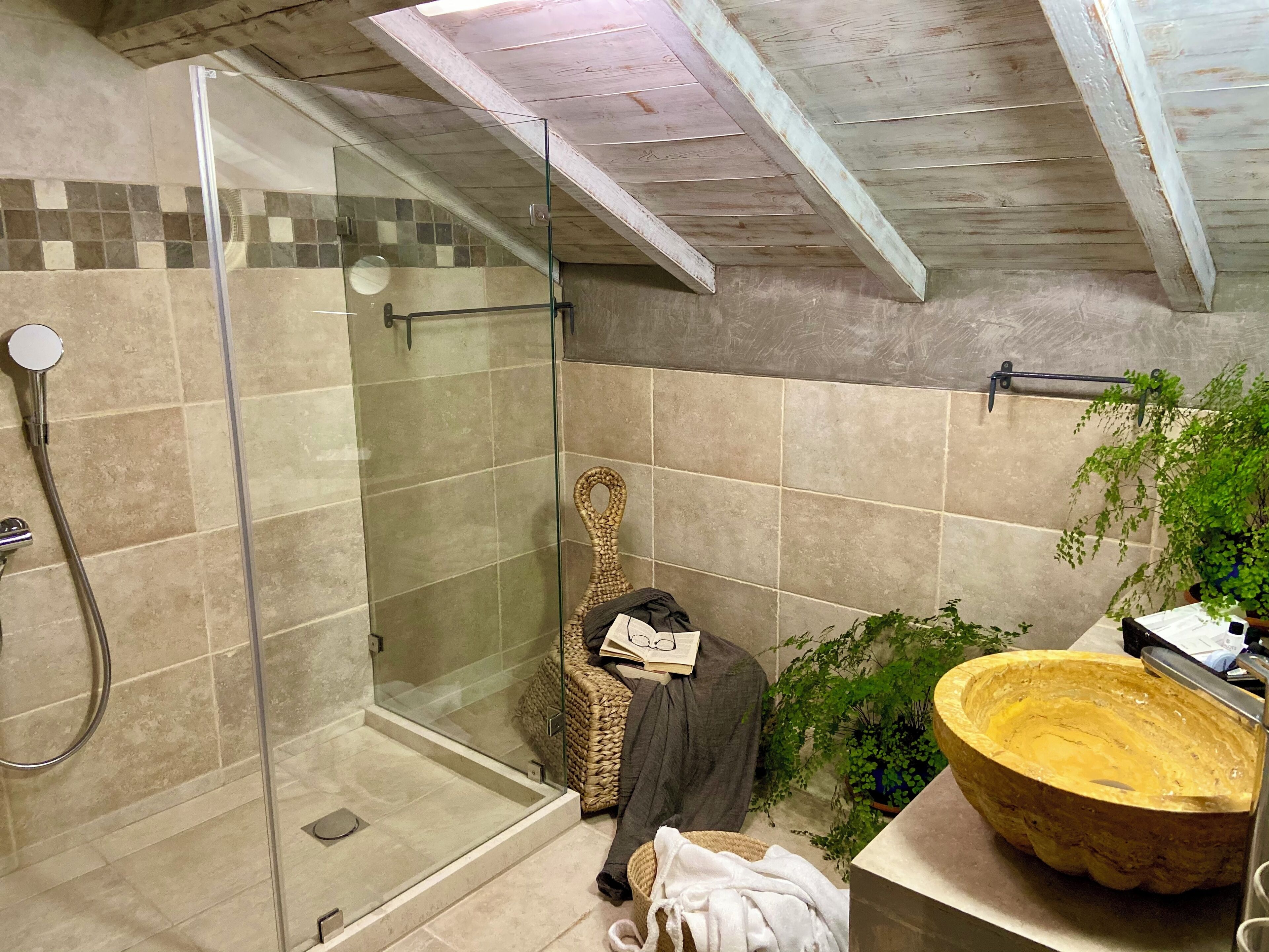 Deluxe Suite, Balcony - Attic (Adiandi Building, 3rd floor, stair access only) | Salle de bain | Douche, sèche-cheveux, chaussons, serviettes fournies