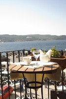 高档床上用品、迷你吧、客房内保险箱、免费 WiFi