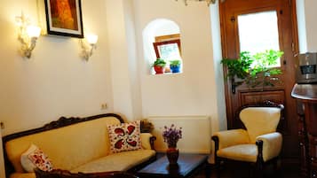 Habitación doble Deluxe, 1 cama matrimonial, vista al mar | Área de sala de estar | Televisión