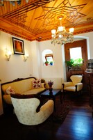 华丽双人房, 1 张双人床, 海景 | 起居区 | 电视