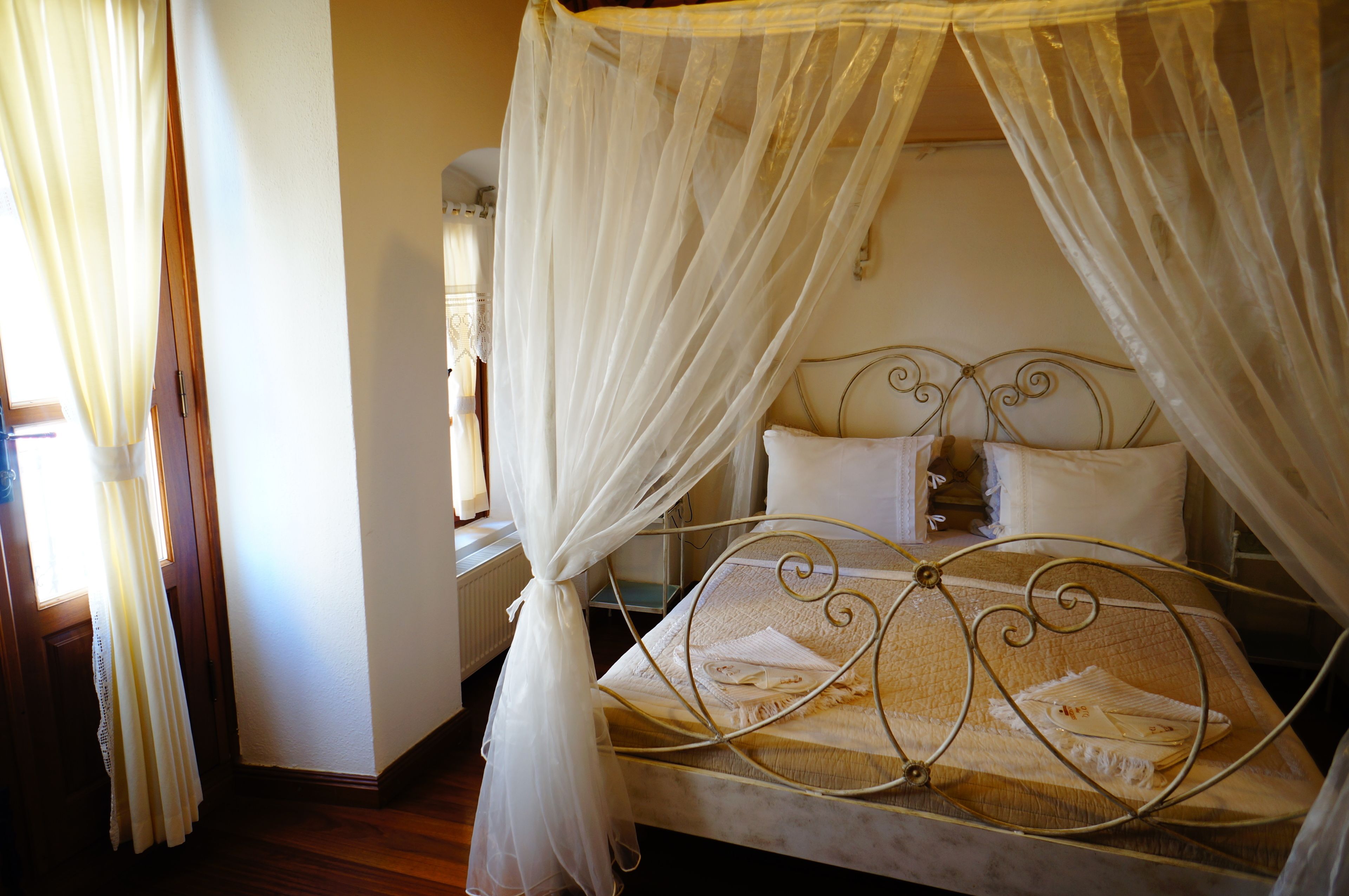 deluxe double room, 1 double bed, sea view | 1 bedroom, premium bedding, minibar, in-room safe