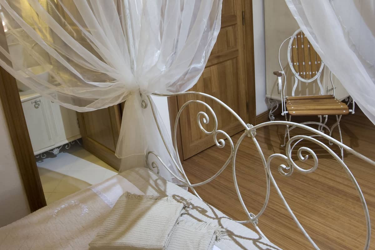 deluxe double room, 1 double bed, sea view | 1 bedroom, premium bedding, minibar, in-room safe