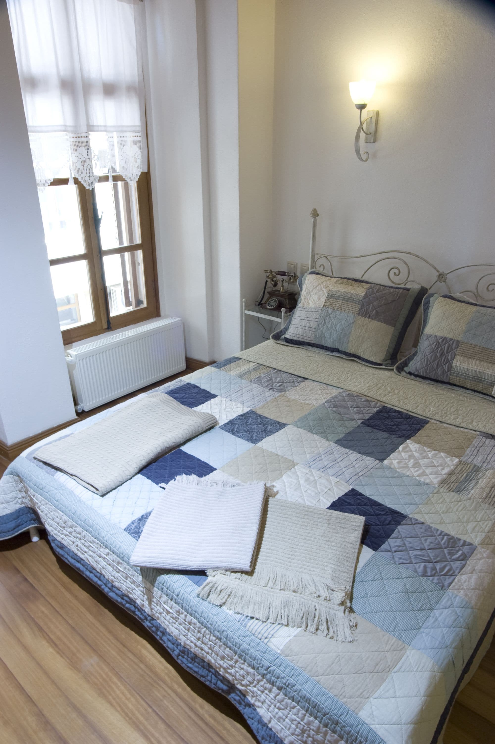 deluxe double room, 1 double bed, sea view | 1 bedroom, premium bedding, minibar, in-room safe