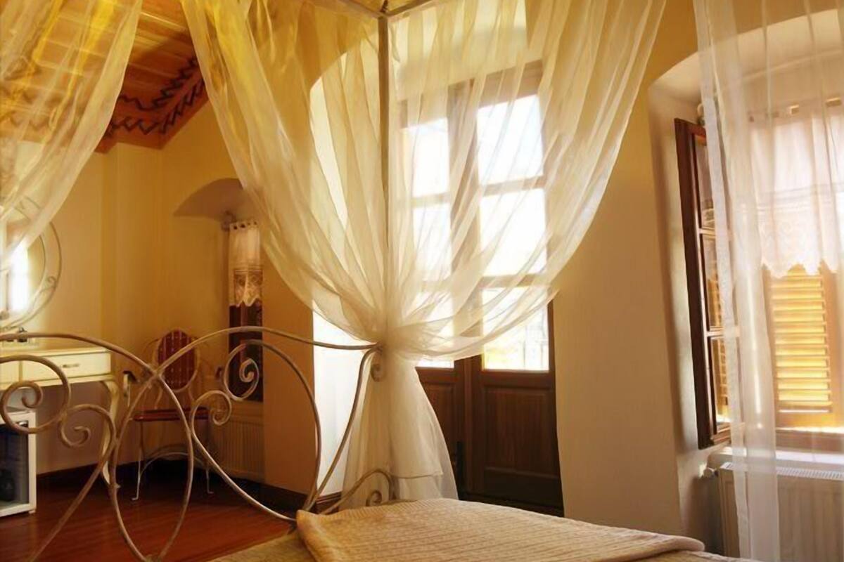 1 bedroom, premium bedding, minibar, in-room safe