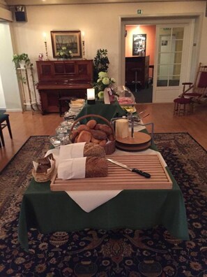 Daily buffet breakfast (DKK 50 per person) - Hotel Medio (Fredericia)