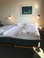 Colchones con pillow-top, escritorio y sistema de insonorización 