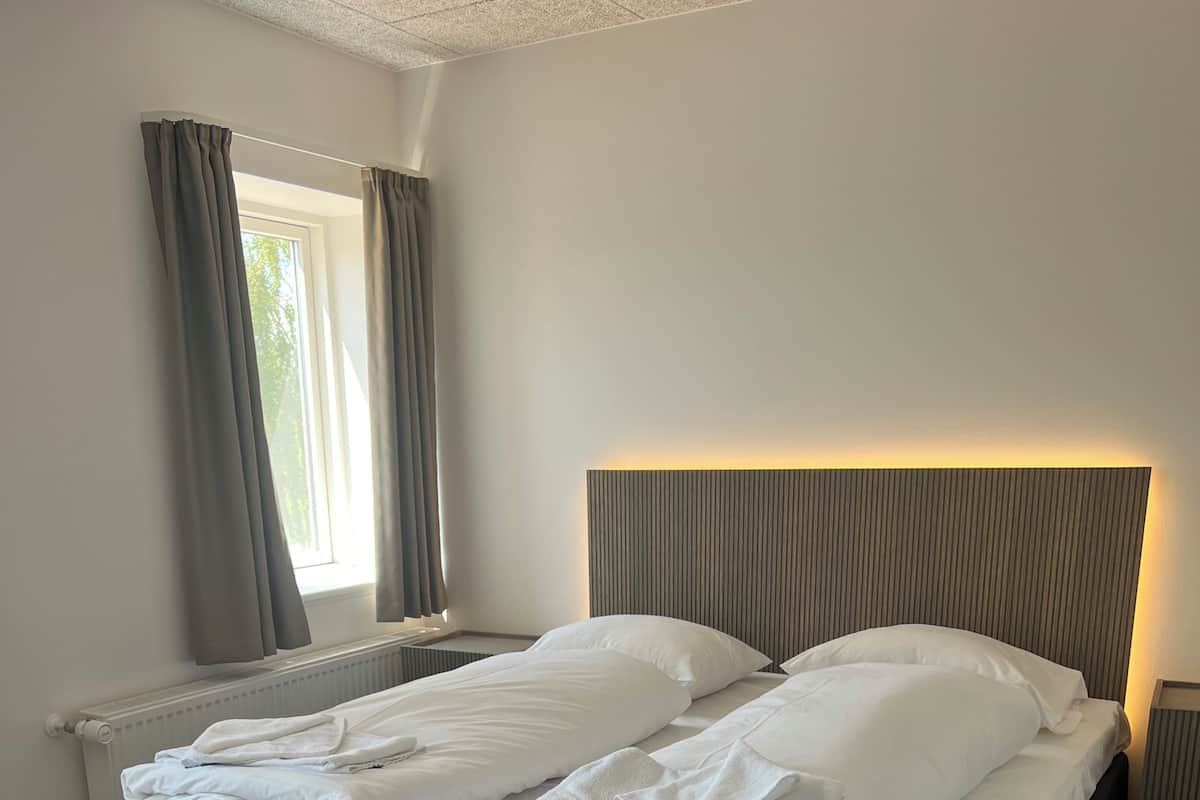 Pillowtop beds, desk, soundproofing, iron/ironing board