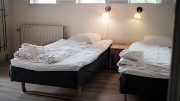 Basic-værelse til 3 personer | Senge med topmadrasser, skrivebord, lydisolering, strygejern/strygebræt