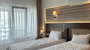 Minibar, coffres-forts dans les chambres, bureau, Wi-Fi gratuit