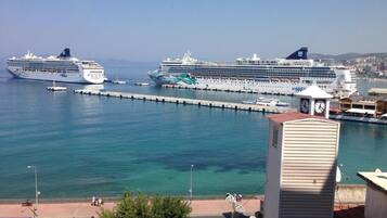 Un port où deux grands navires de croisière sont amarrés à un quai.