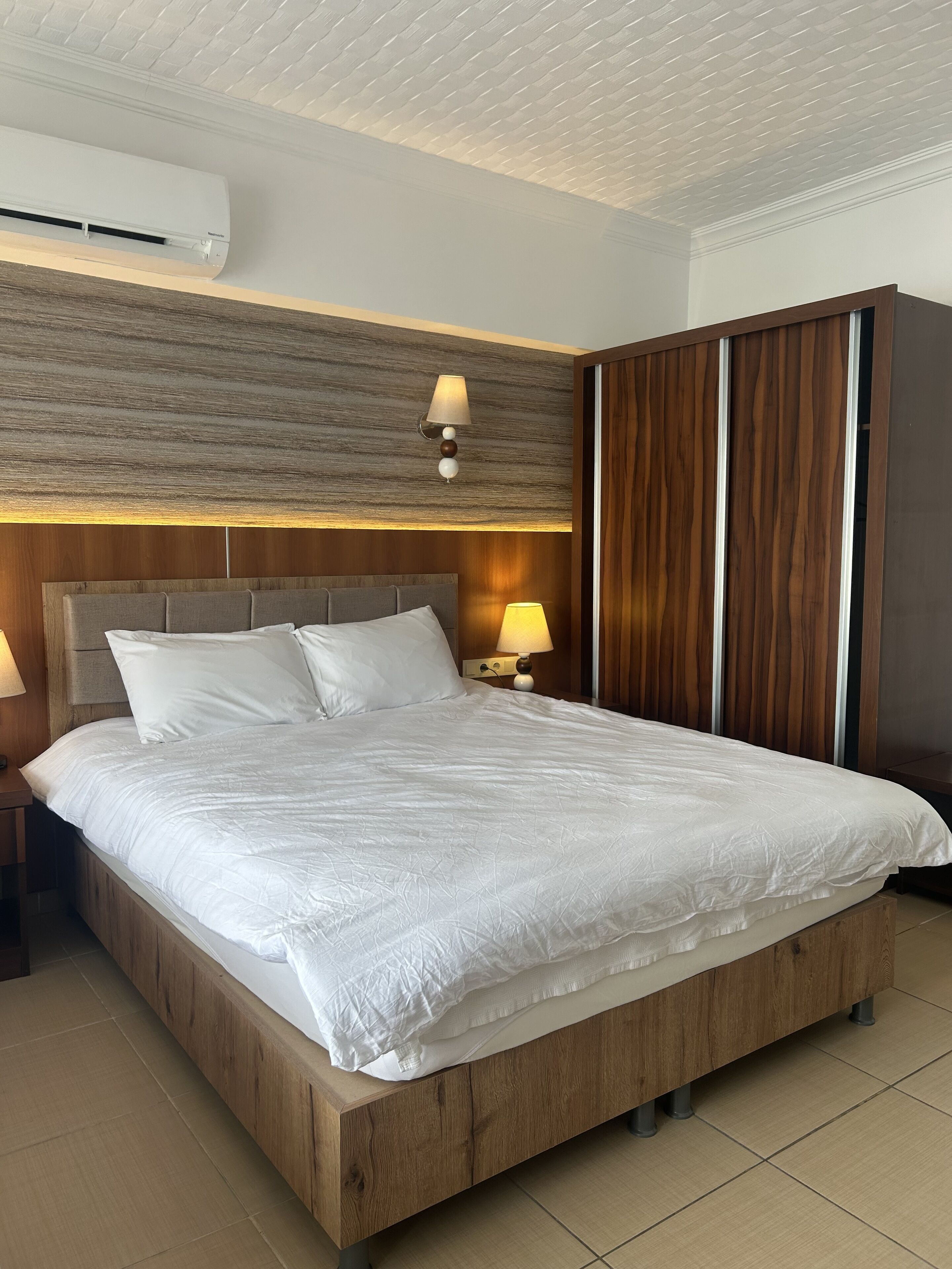 lower floor double room | minibar, in-room safe, desk, free wifi