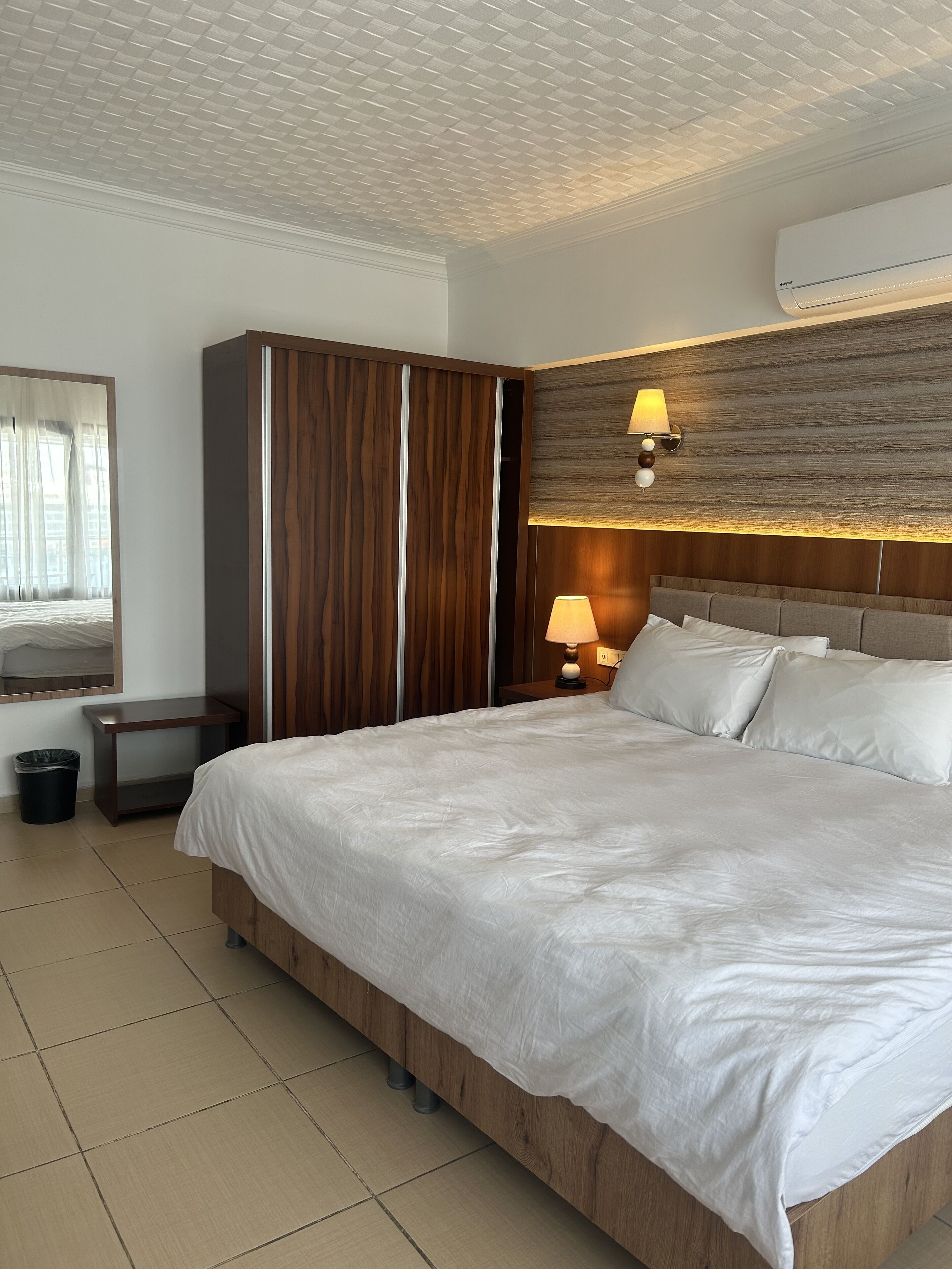 upper floor double room | minibar, in-room safe, desk, free wifi