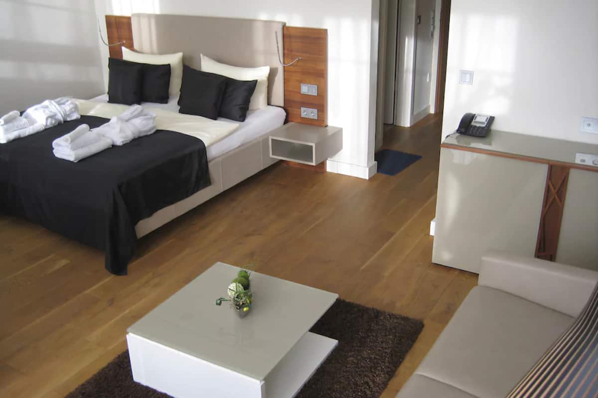 premium double room | 1 bedroom, in-room safe, soundproofing, free wifi