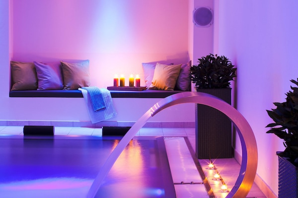 Couples treatment rooms, sauna, steam room, body treatments
