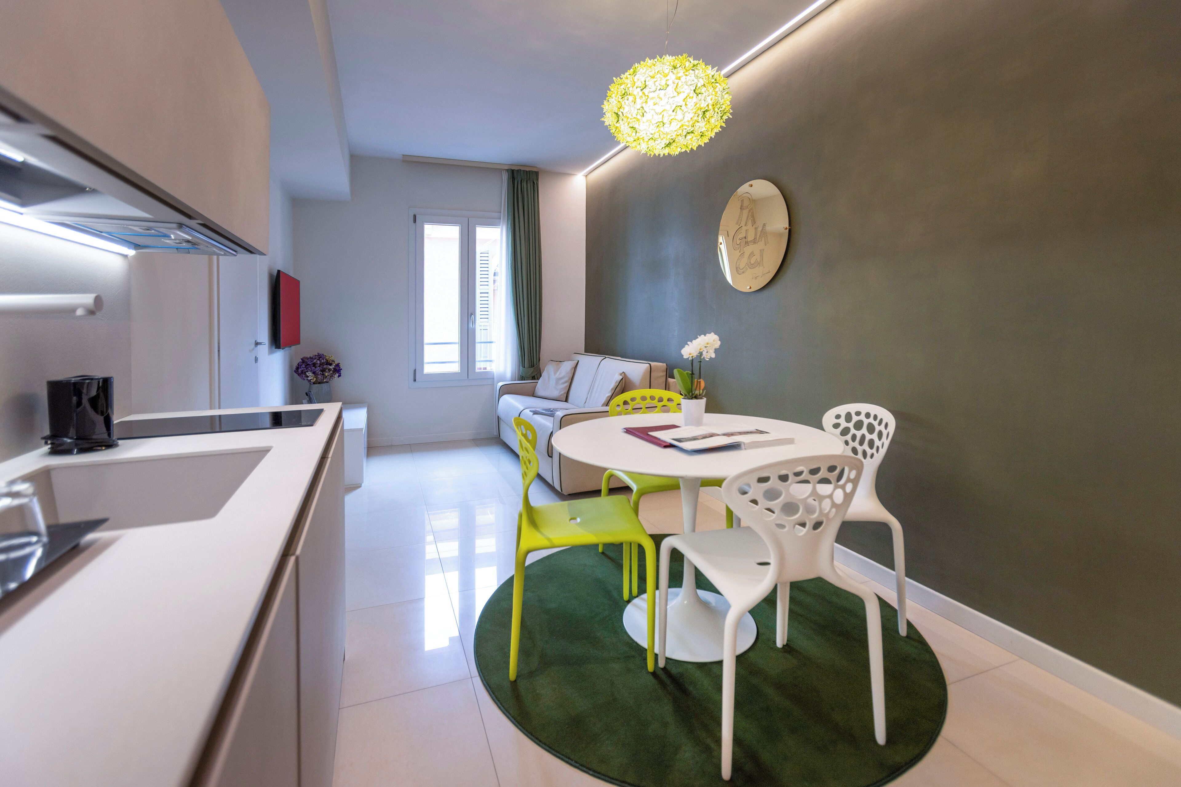 Departamento de lujo, 1 habitación | Área de sala de estar | Televisión LCD 