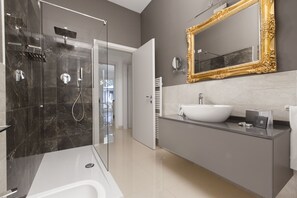 Apartamento de lujo, 2 habitaciones | Baño | Ducha y cabezal de ducha tipo lluvia