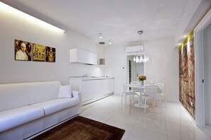Luxe appartement, 2 slaapkamers | Woonkamer | Een lcd-televisie