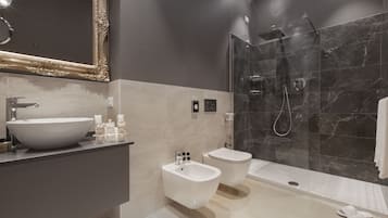 Luxury Apartment, 1 Bedroom | Bathroom | Shower, rainfall showerhead, free toiletries, hair dryer