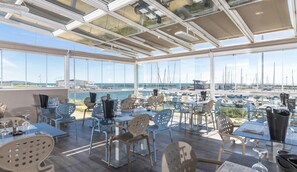 Lunch, dinner served; French cuisine, beach views  - Hotel Le Richmont (Marseillan)