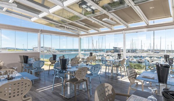 Déjeuner et dîner servis sur place, vue sur la plage 