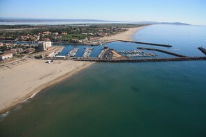 Na praia, prática de mergulho autônomo 
