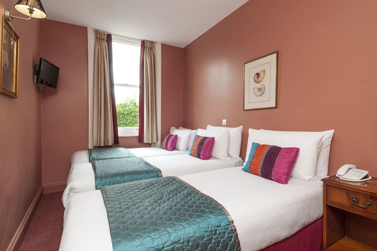 Triple Room | In-room safe, soundproofing, free WiFi