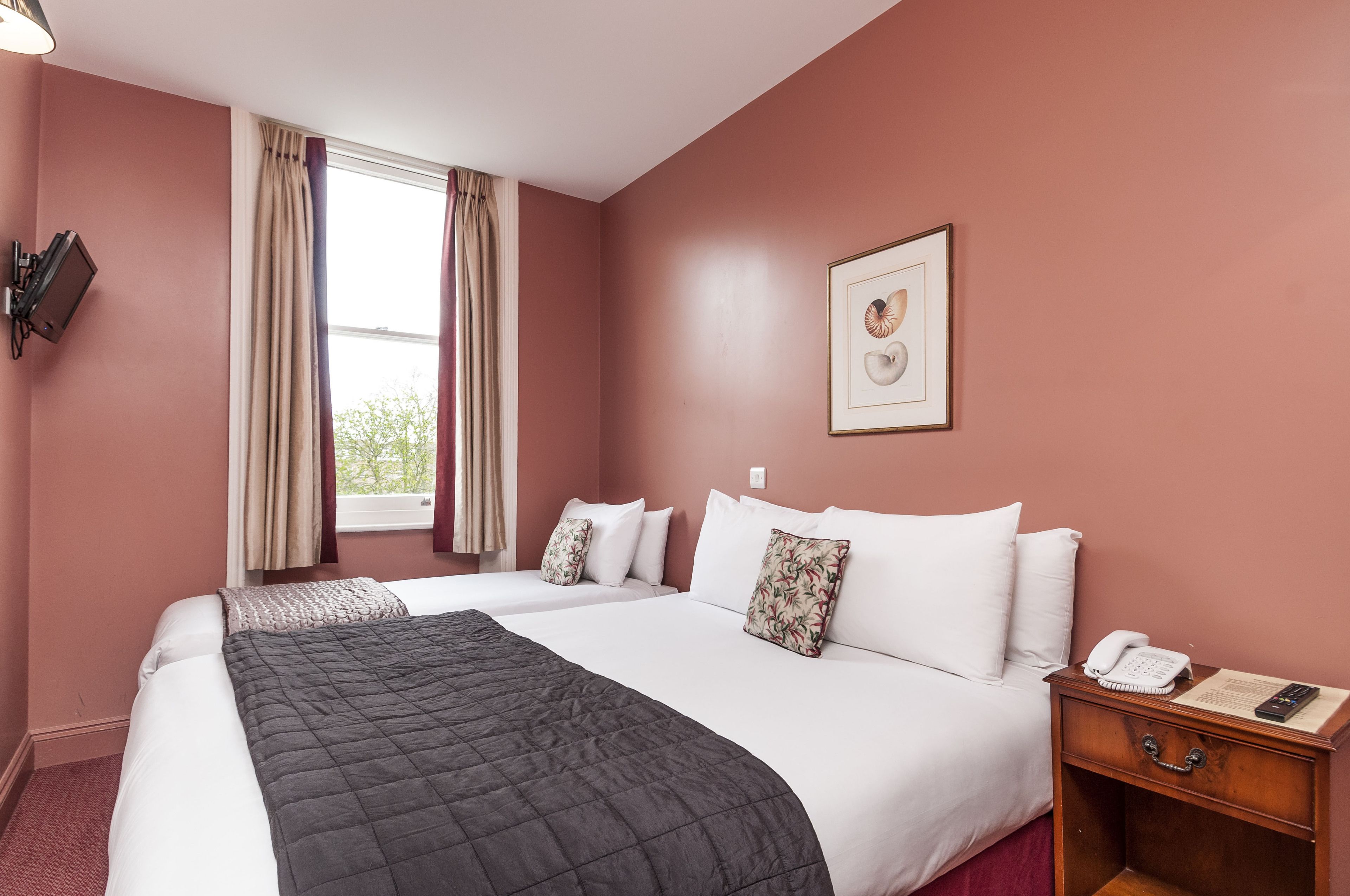 Caja de seguridad en la habitación, insonorización y wifi gratis 