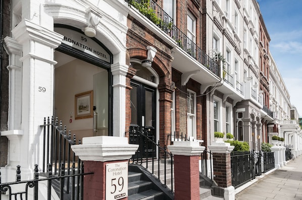 Property entrance - Coronation (London)