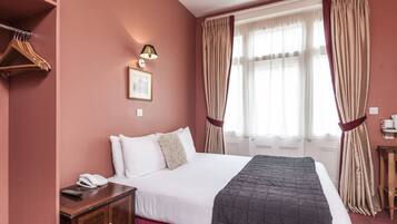 خزنة داخل الغرفة وتجهيزات عازلة للصوت وواي فاي مجانًا