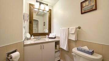 Studio (Mezzanine) | Bathroom | Free toiletries, hair dryer, towels, soap