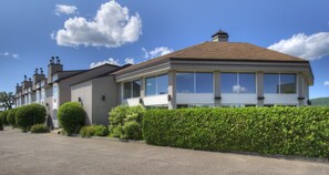Front of property - Hotel Vacances Tremblant (Mont-Tremblant)