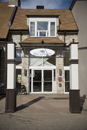 Front of property - Hotel Vacances Tremblant (Mont-Tremblant)