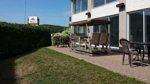 Een hotelterras met buitenmeubilair en een bord dat een hotel aangeeft.
