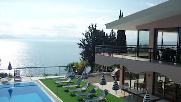 Outdoor pool, pool umbrellas, sun loungers