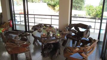 Fridge, coffee/tea maker