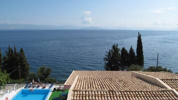 Outdoor pool, pool umbrellas, sun loungers