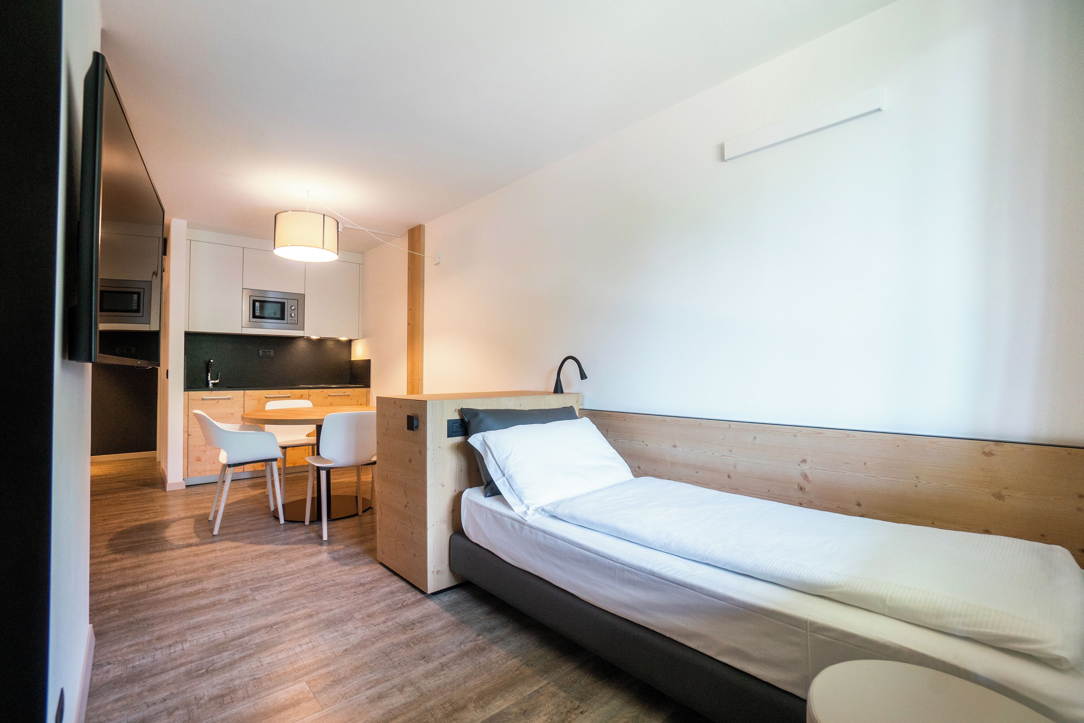 高级公寓式客房 (4 Pax) | 起居区 | 电视