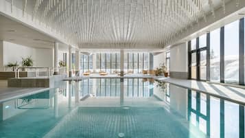 Indoor pool, sun loungers