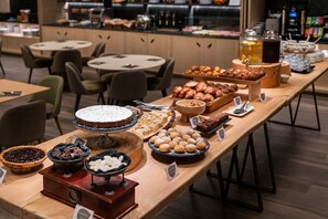 Tägliches Frühstücksbuffet gegen Gebühr