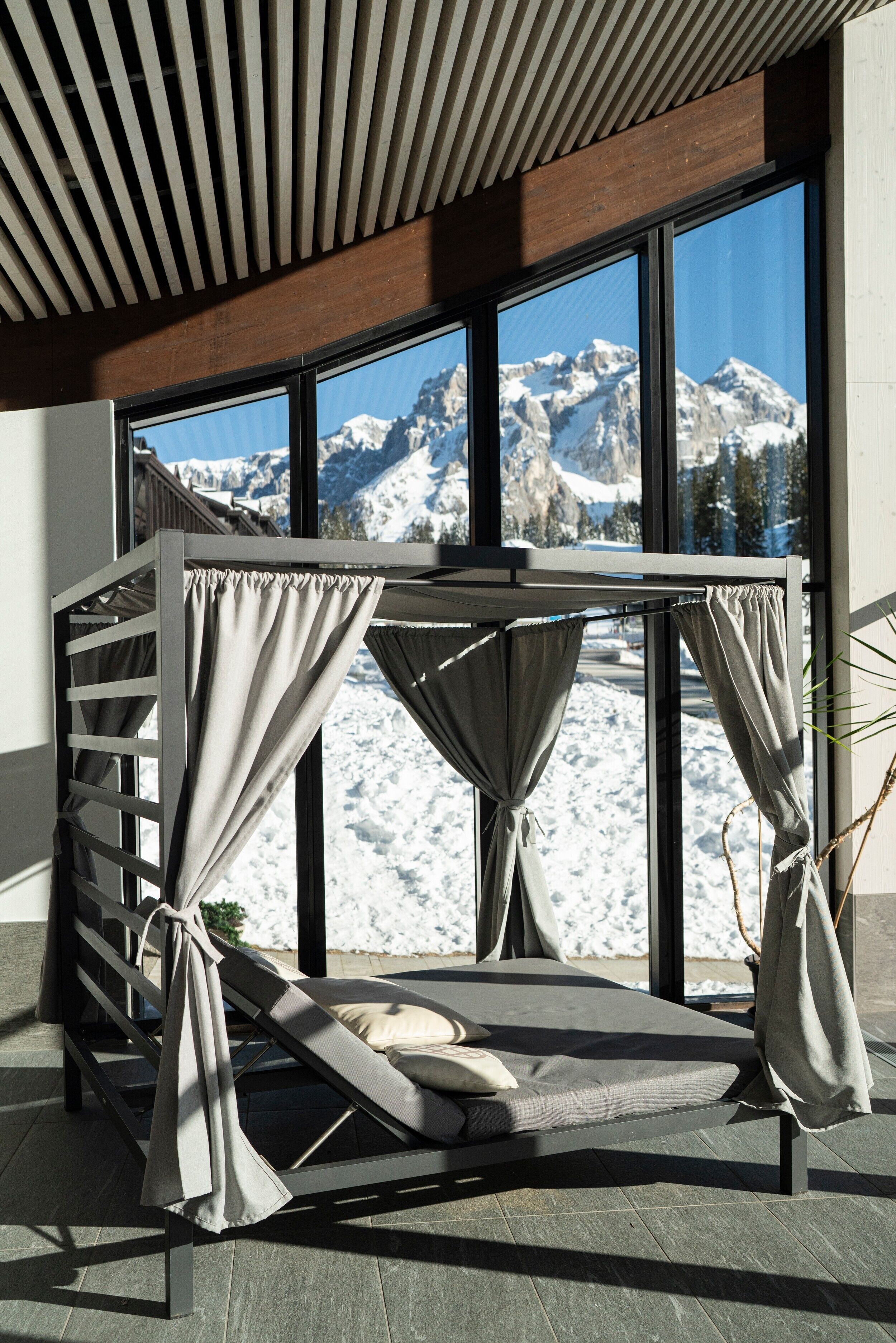 Een binnenzwembad en ligstoelen