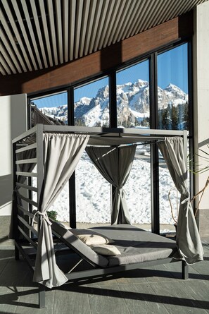Indoor pool, sun loungers
