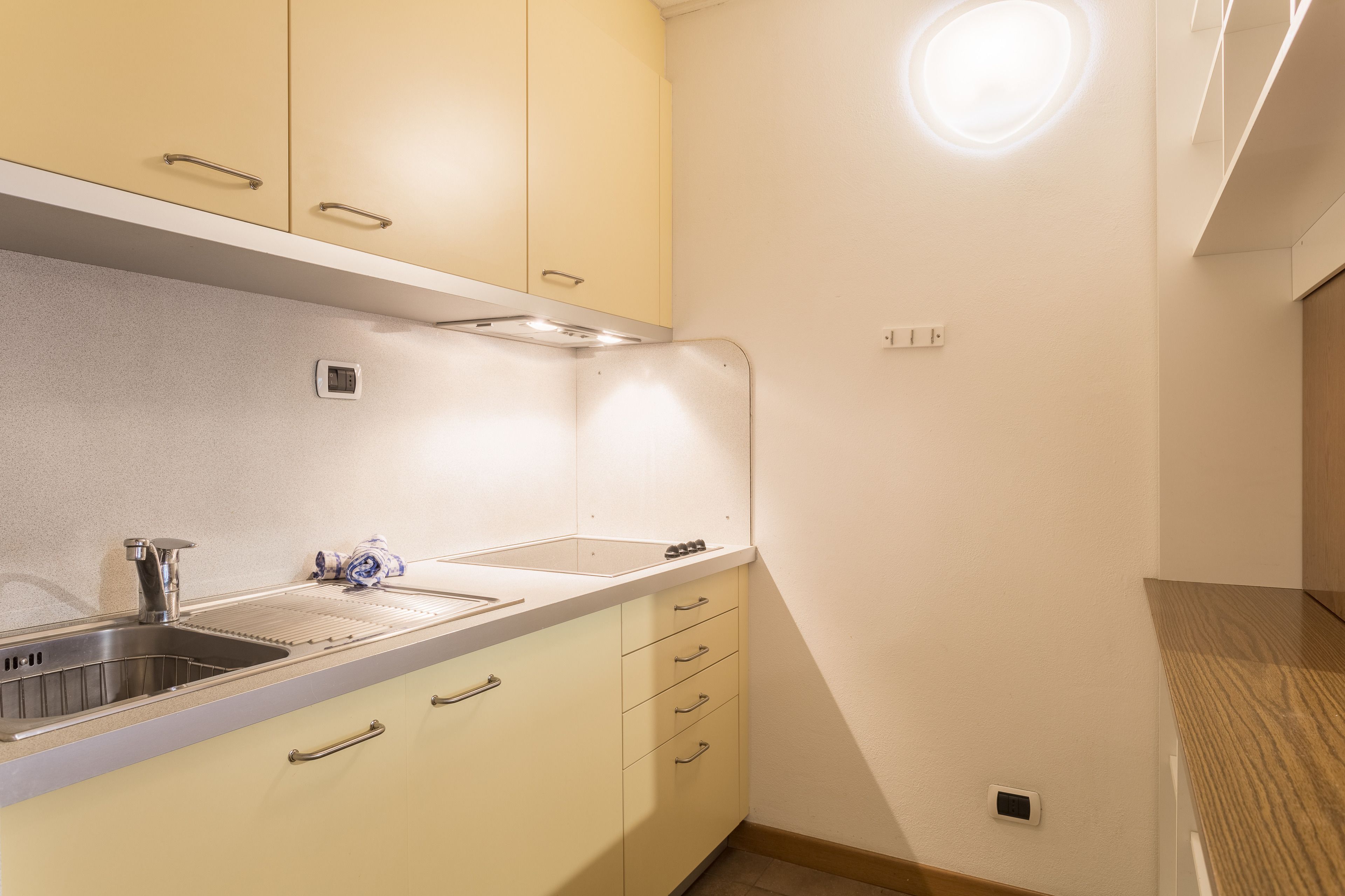 fridge, stovetop, coffee/tea maker, electric kettle