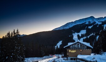 住宿正面 - 傍晚/夜晚